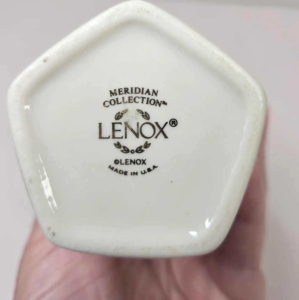 Lenox Meridian Collection Vase Ivory Porcelain 24K Gold Trim Scalloped Rim